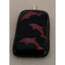 Schmuckanhänger aus Glas "Delphine auf schwarz"